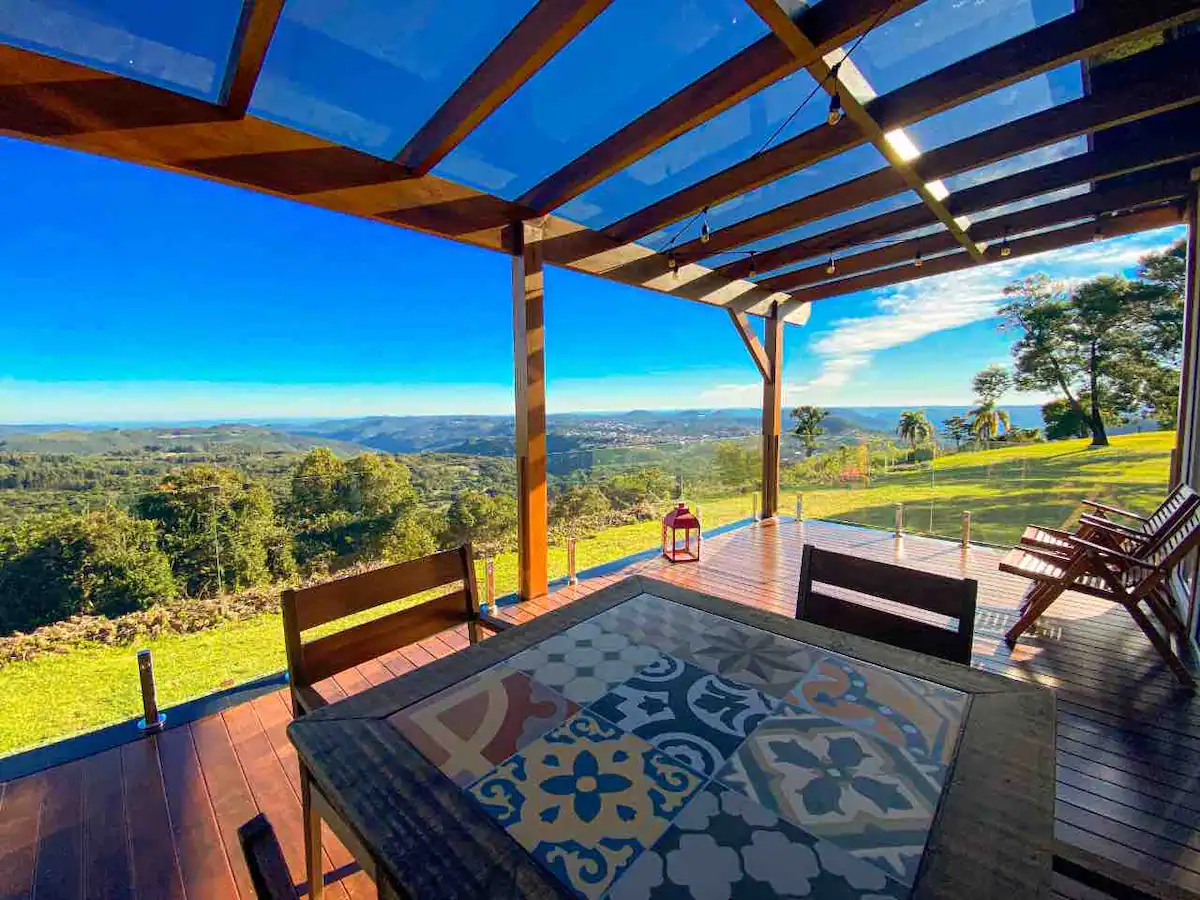 Varanda do Chalé do Josef com mesa e vista pra montanha