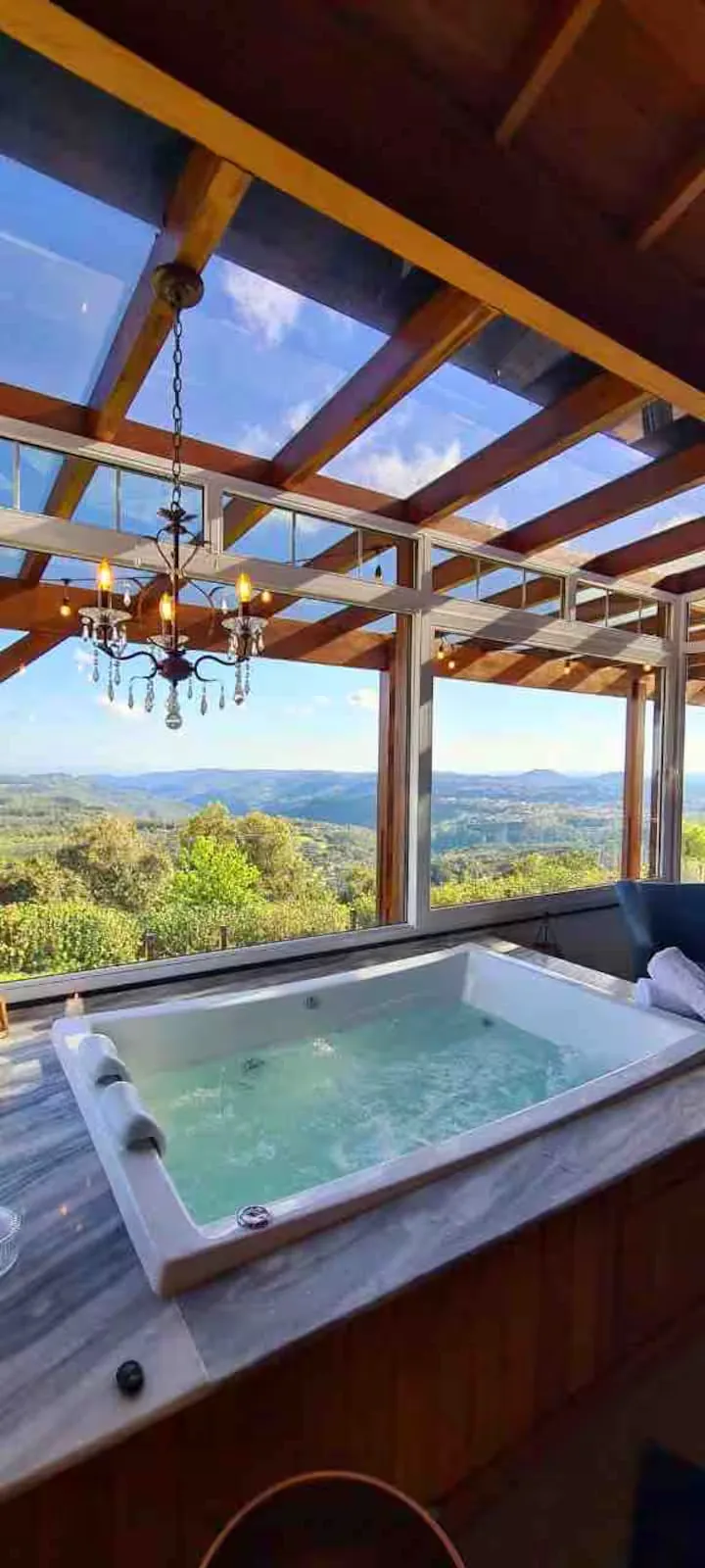 Jacuzzi privativa do Chalé do Josef com vista pra serra ao entardecer