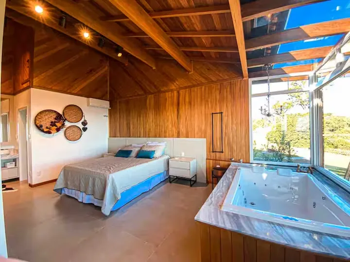 Detalhe do quarto do Chalé do Josef, com a jacuzzi refletida no espelho